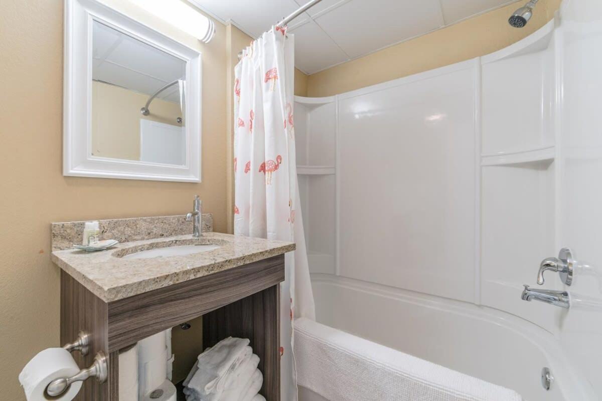 Ground Floor Ocean Front Studio - Caravelle Resort 124 Myrtle Beach Kültér fotó